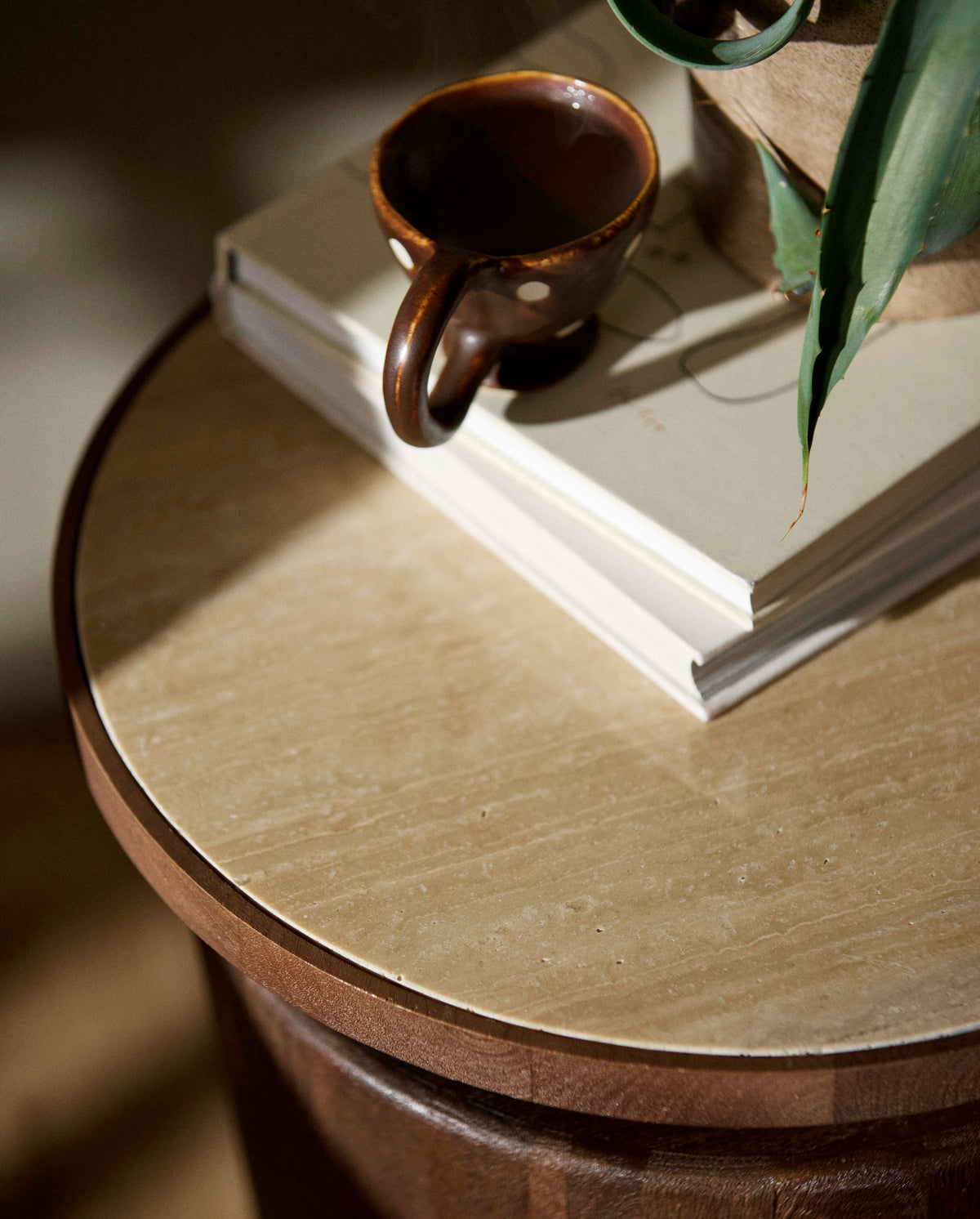 KWANDO sidebord med travertinplade - natur