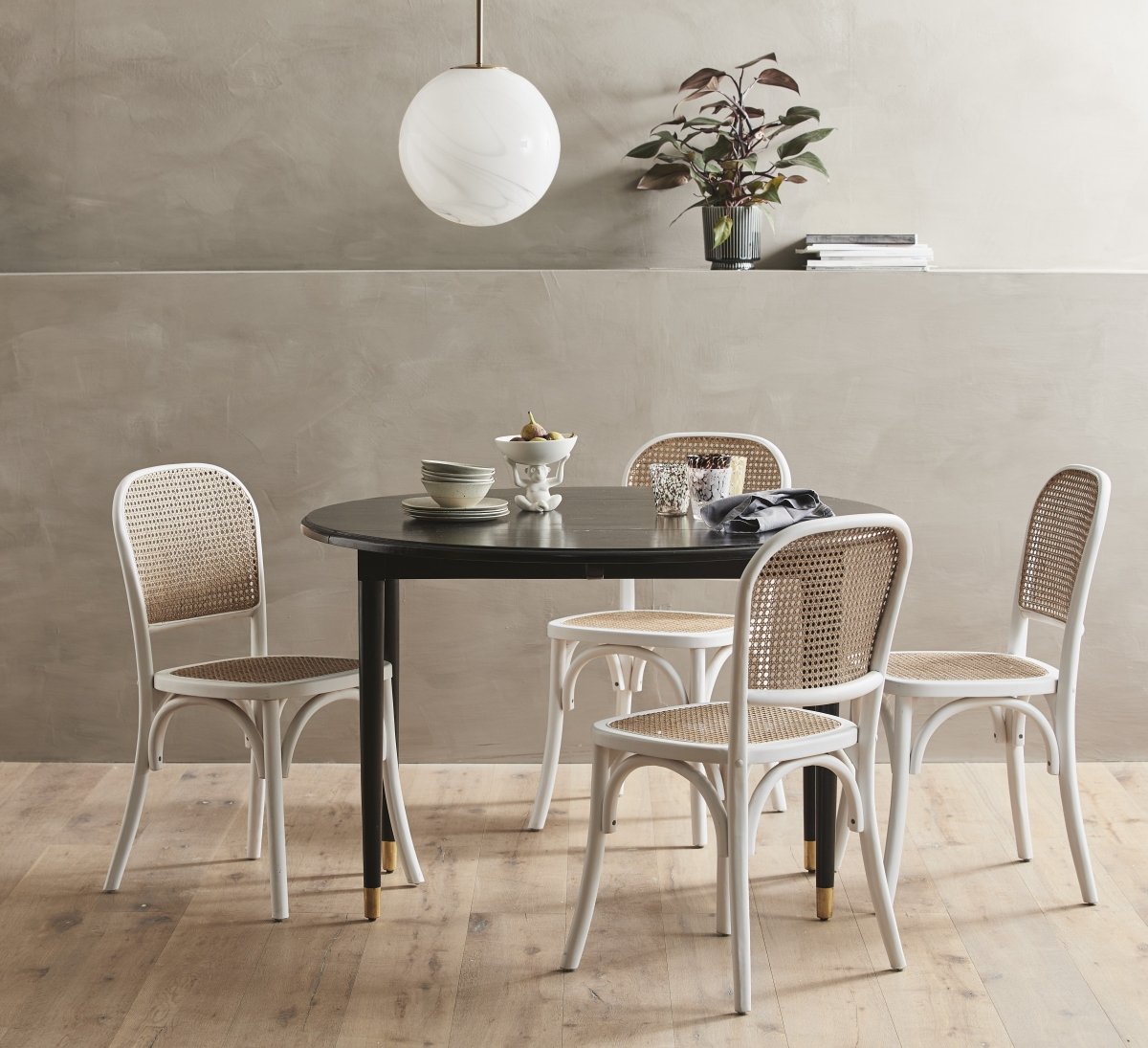 AHR rundt spisebord i træ - ø119 cm - sort/guld - naordal.com