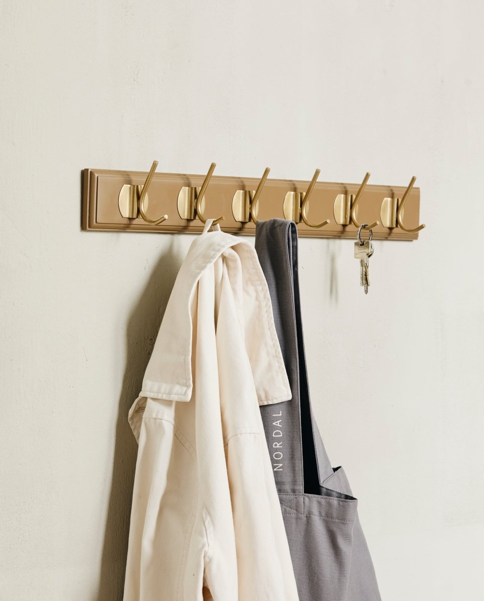 EDGY knagerække i træ med 6 messing knager - 60 cm - brun - naordal.com