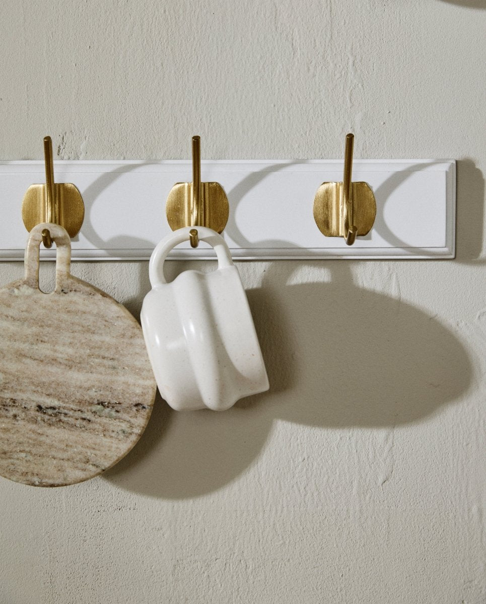 EDGY knagerække i træ med 6 messing knager - 60 cm - hvid - naordal.com