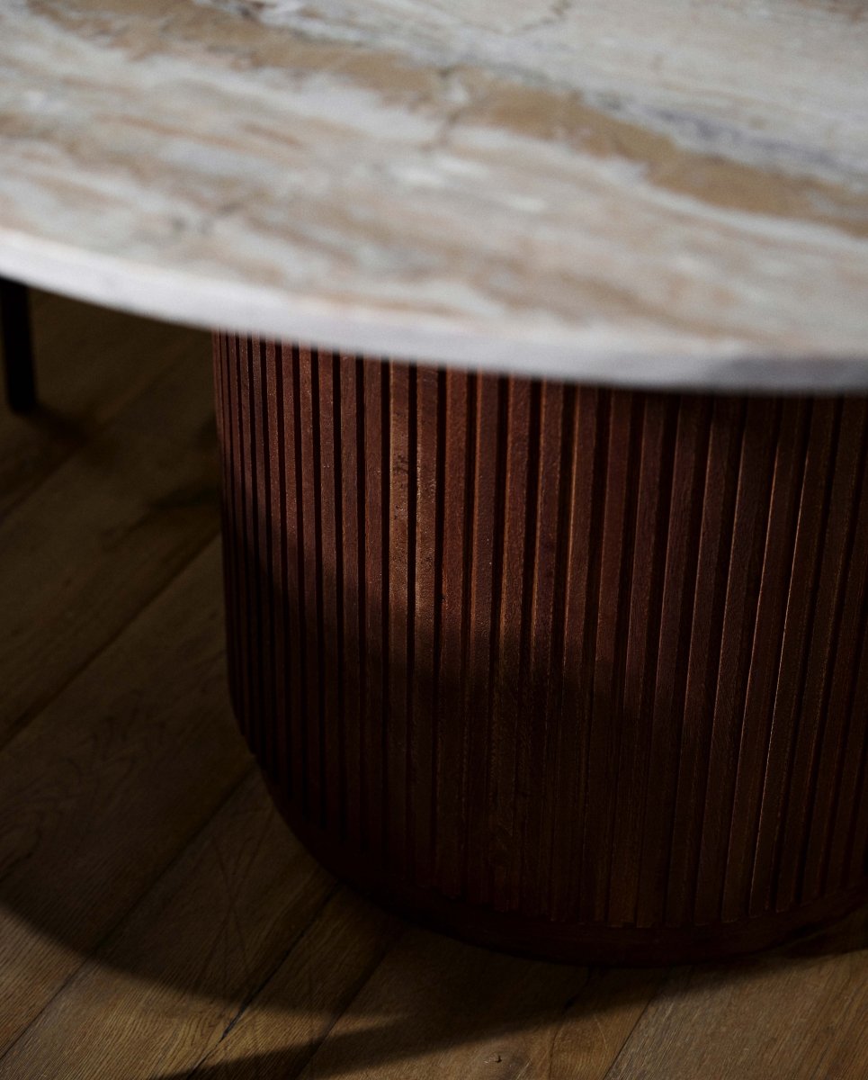 ERIE rundt spisebord i mørk træ og marmor - ø140 cm - råhvid, brun, beige - naordal.com