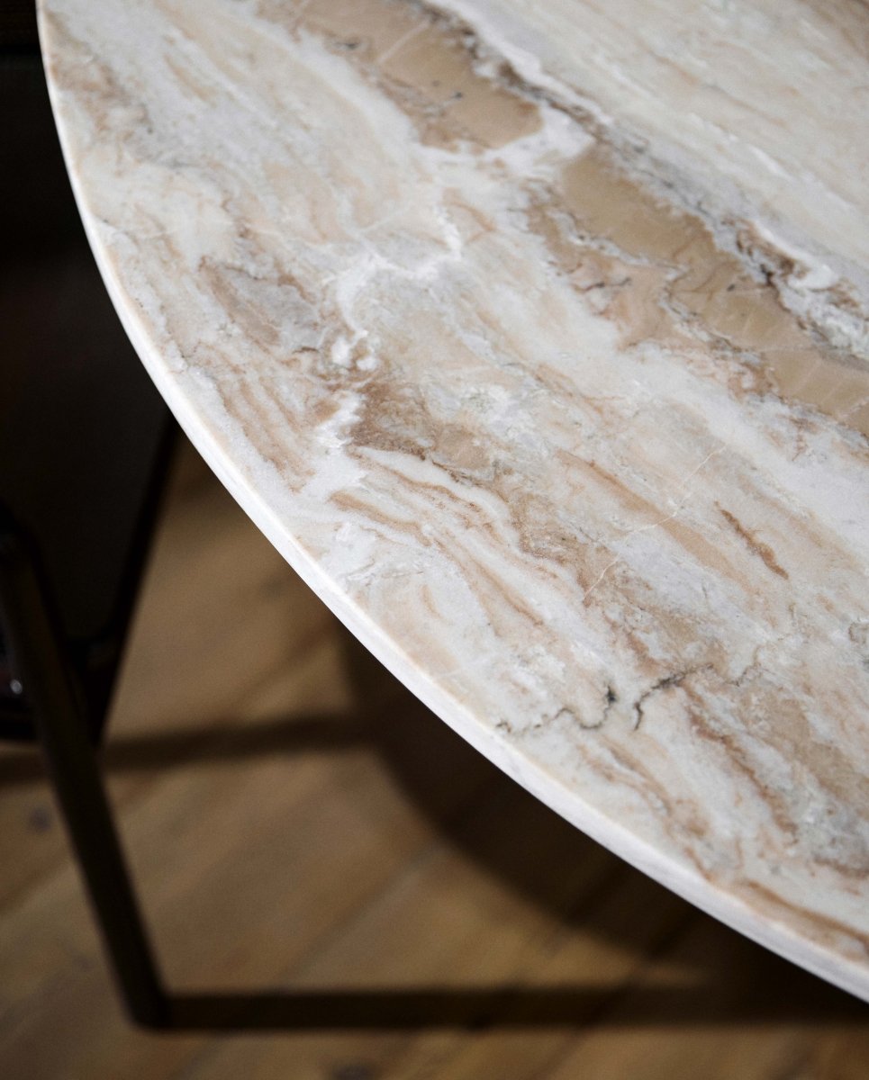 ERIE rundt spisebord i mørk træ og marmor - ø140 cm - råhvid, brun, beige - naordal.com
