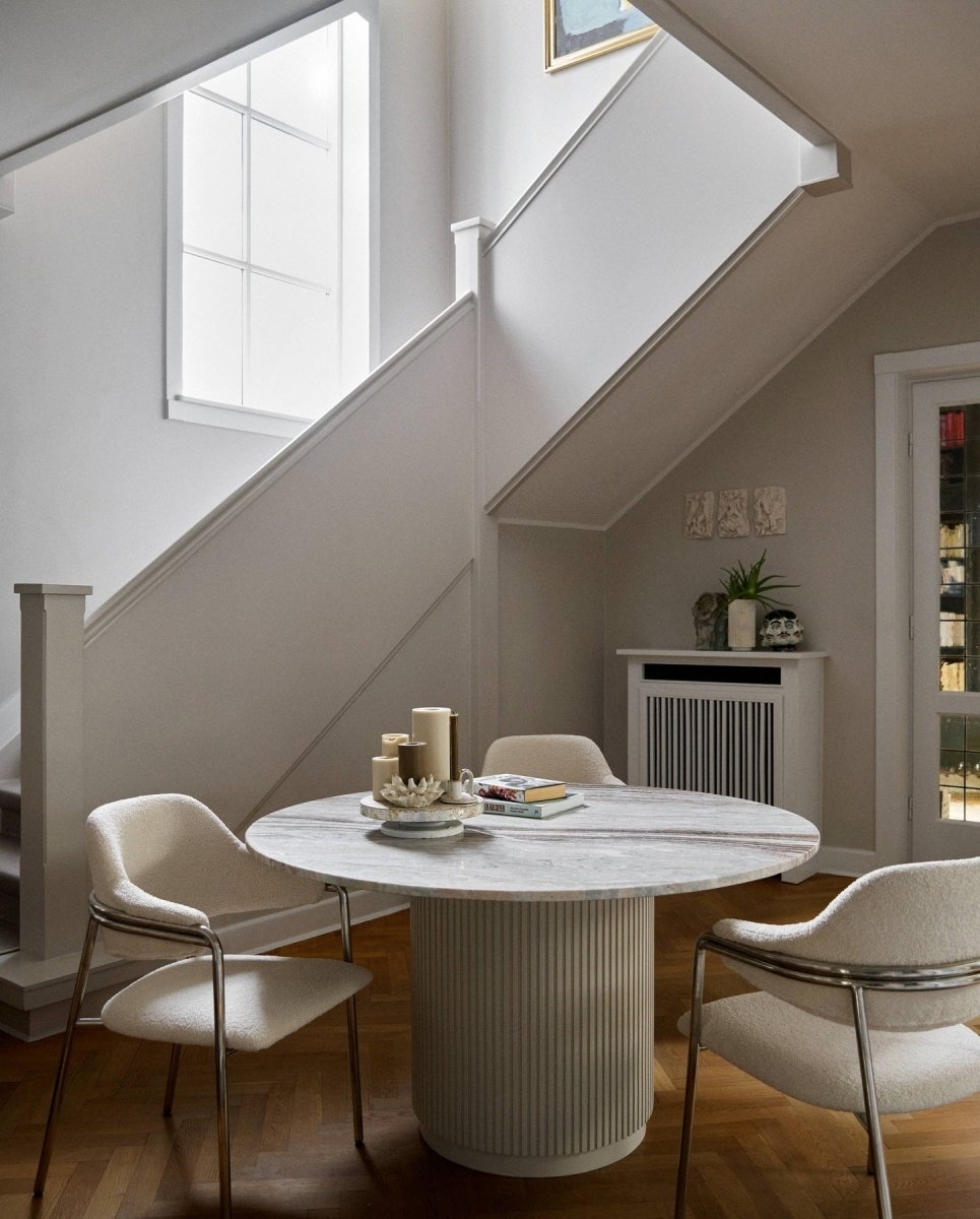 ERIE rundt spisebord i træ og marmor - ø140 cm - råhvid, brun, beige - naordal.com