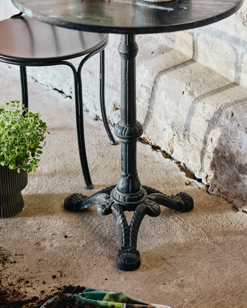 Rundt cafébord i jern og marmor - ø60 cm - sort - naordal.com