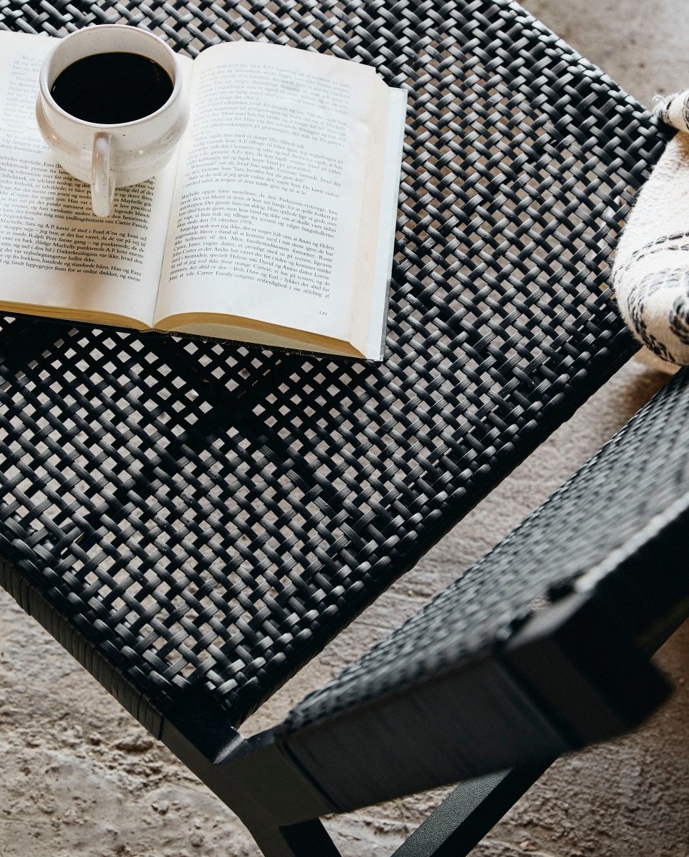 VASAI lounge havestol i flettet polyrattan - sort - naordal.com