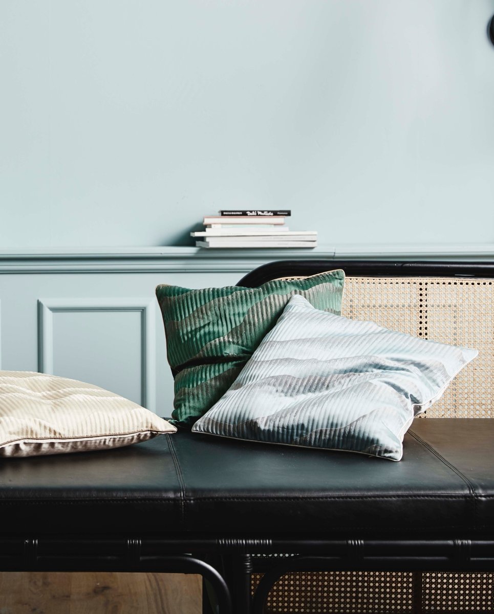 AVIOR pudebetræk i satin - 45x45 - lys blå/grå - naordal.com