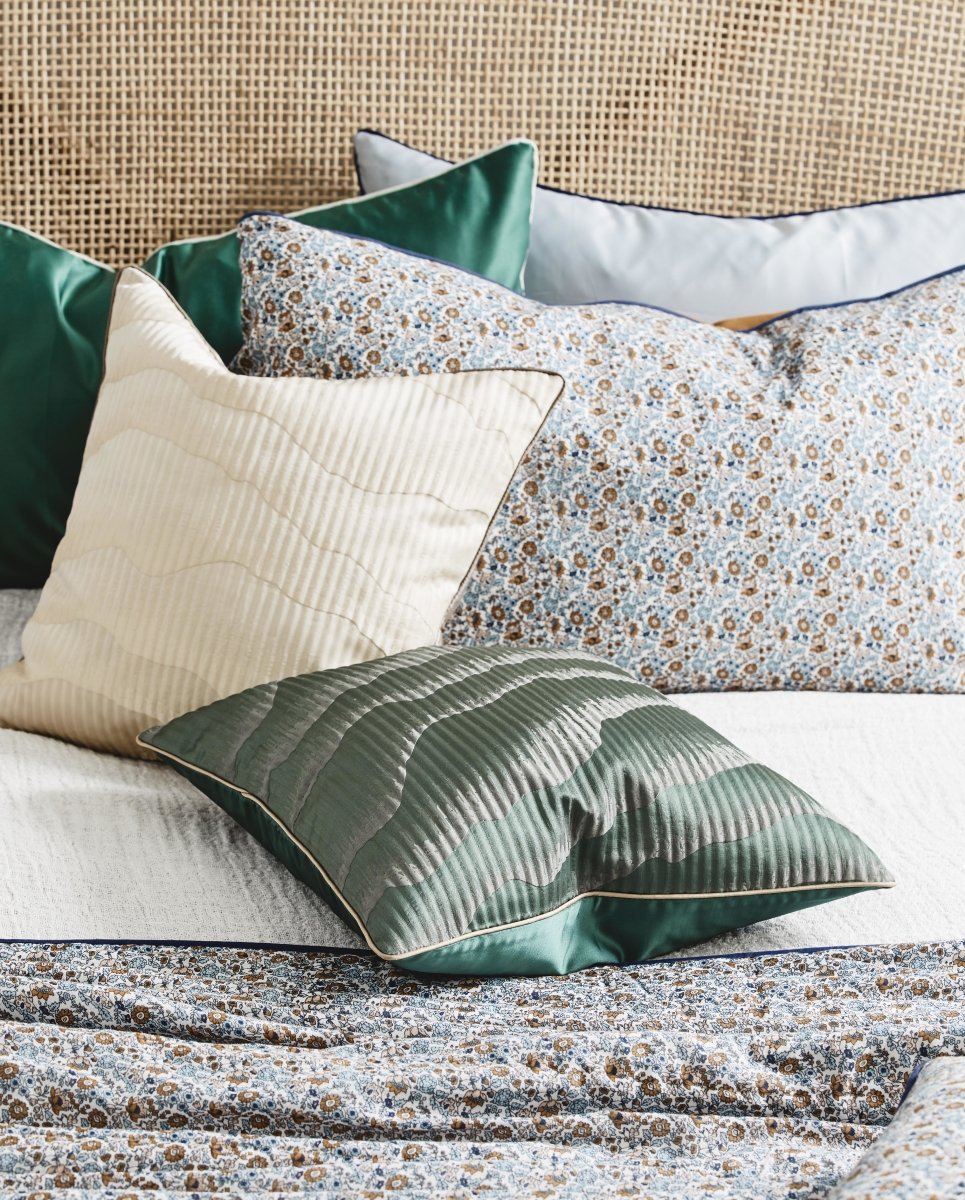 AVIOR pudebetræk i satin - 45x45 - mørkegrøn - naordal.com