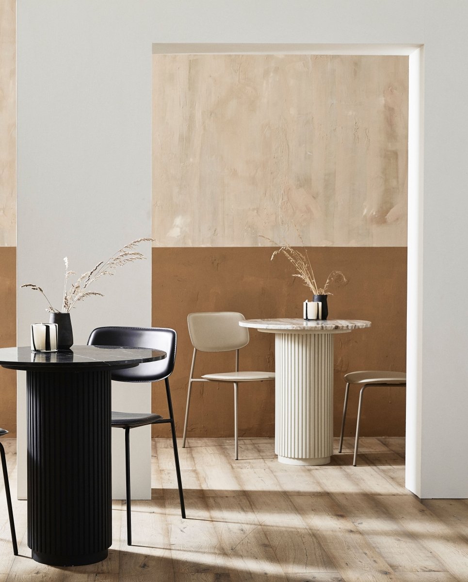 ERIE cafebord i træ og marmor - råhvid, brun, beige - naordal.com
