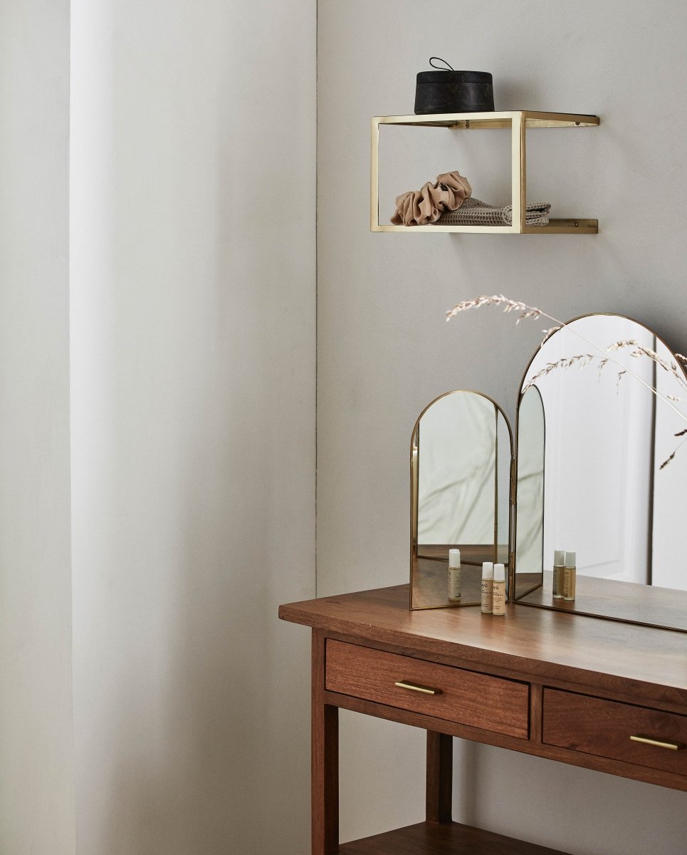 NERA hylde/sengebord i metal med glas - 36x20 cm - guld - naordal.com