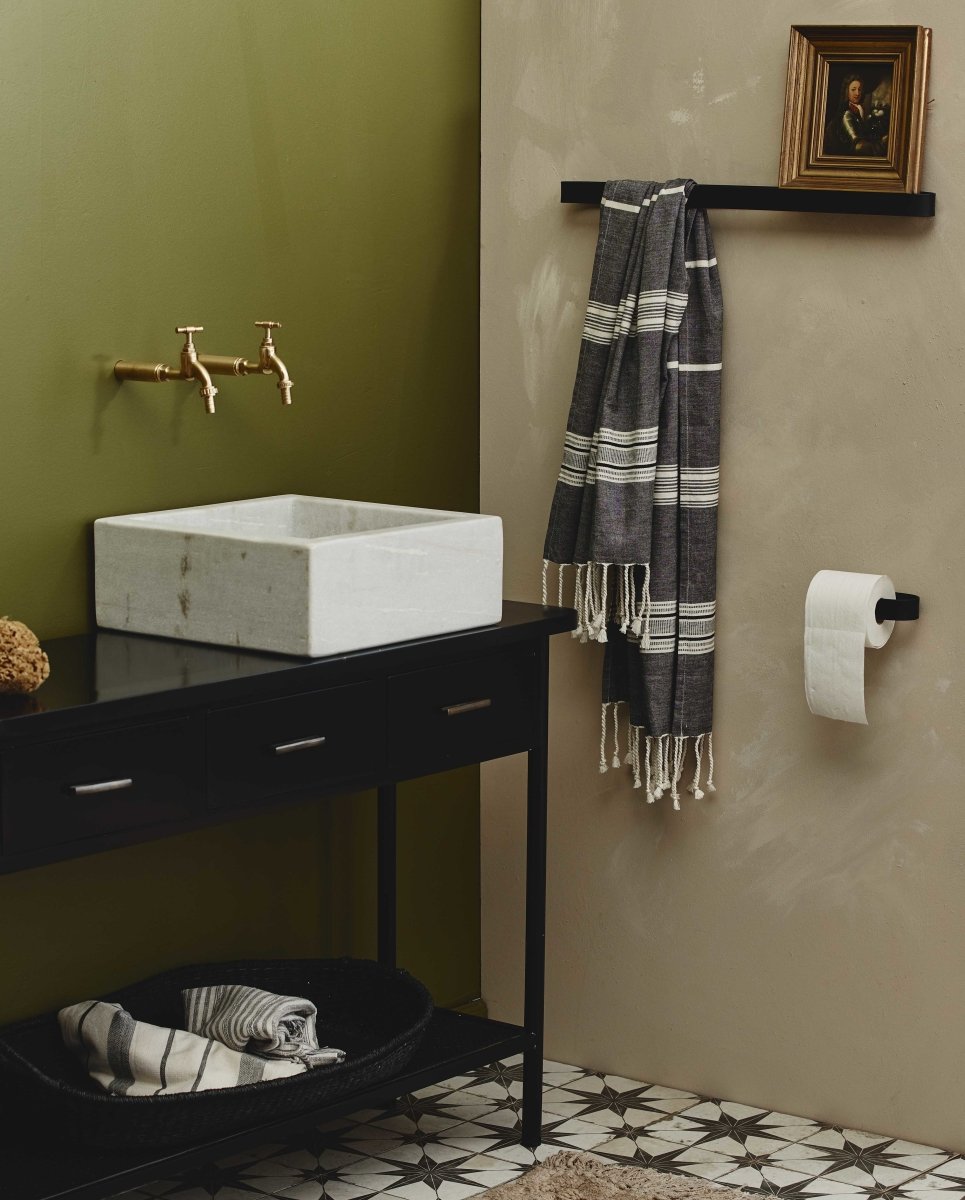 SOTRA toiletrulleholder i rustfrit stål - L16,5 cm - sort - naordal.com