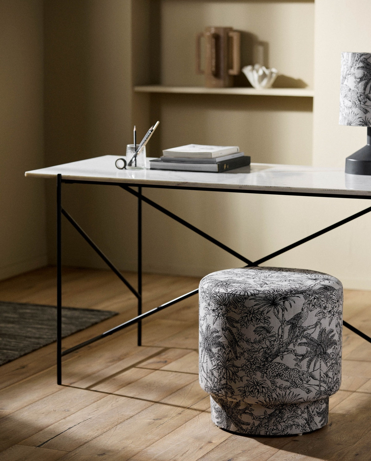 DEE spisebord / arbejdsbord i jern og marmor - 142x70 - hvid/sort