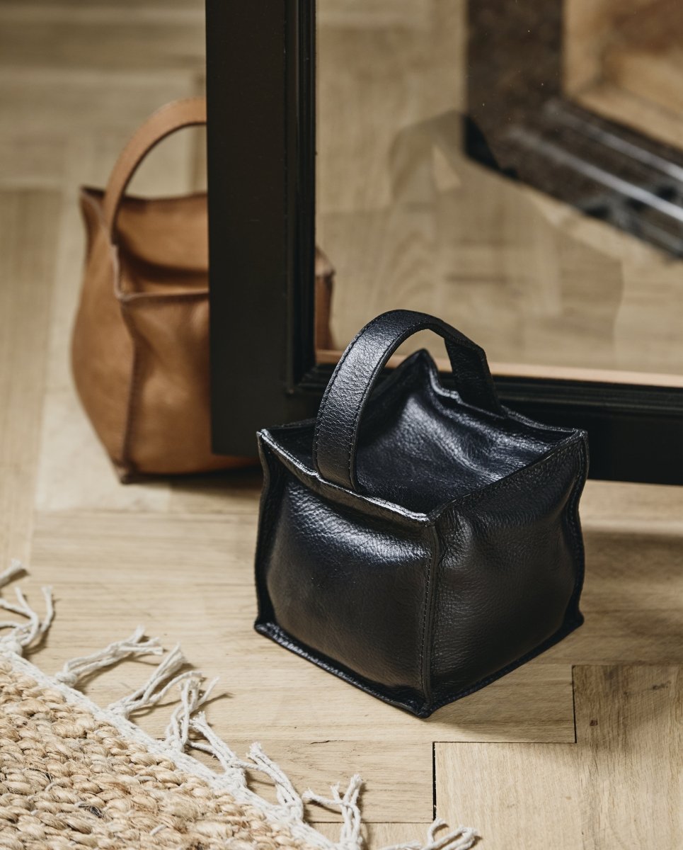 COOK dørstopper i læder med hank - 12x12 cm - sort - naordal.com