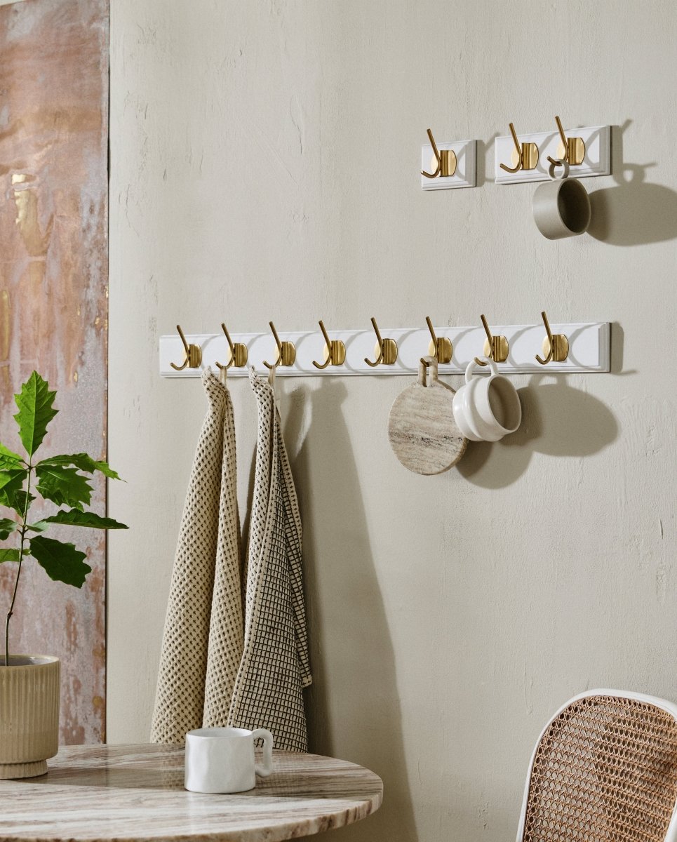 EDGY knagerække i træ med 8 messing knager - 90 cm - hvid - naordal.com