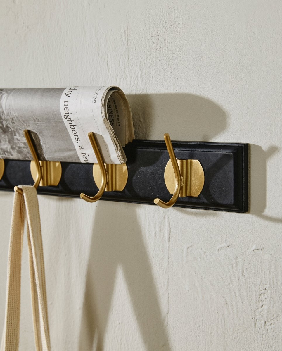 EDGY knagerække i træ med 8 messing knager - 90 cm - sort - naordal.com