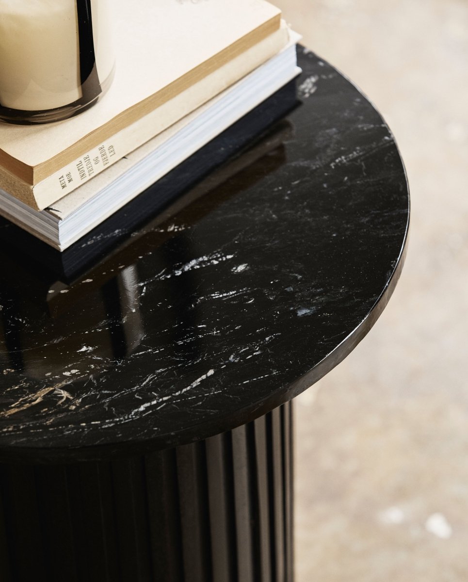 ERIE rundt sidebord i træ og marmor - ø40 cm - sort - naordal.com