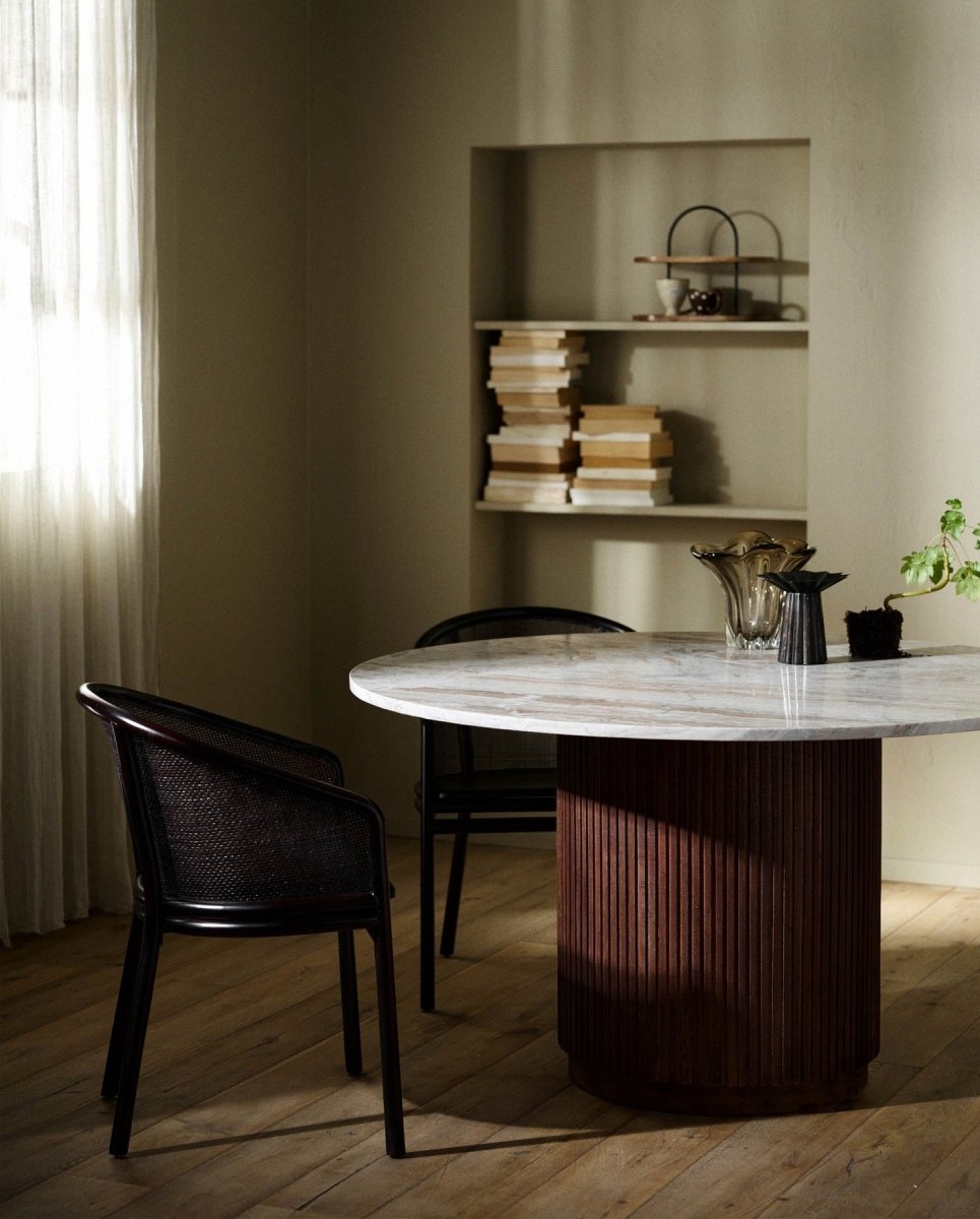 ERIE rundt spisebord i mørk træ og marmor - ø140 cm - råhvid, brun, beige - naordal.com