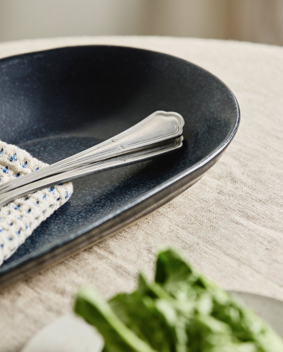 GRAINY serveringsfad i keramik - l39 cm - mørkeblå - naordal.com