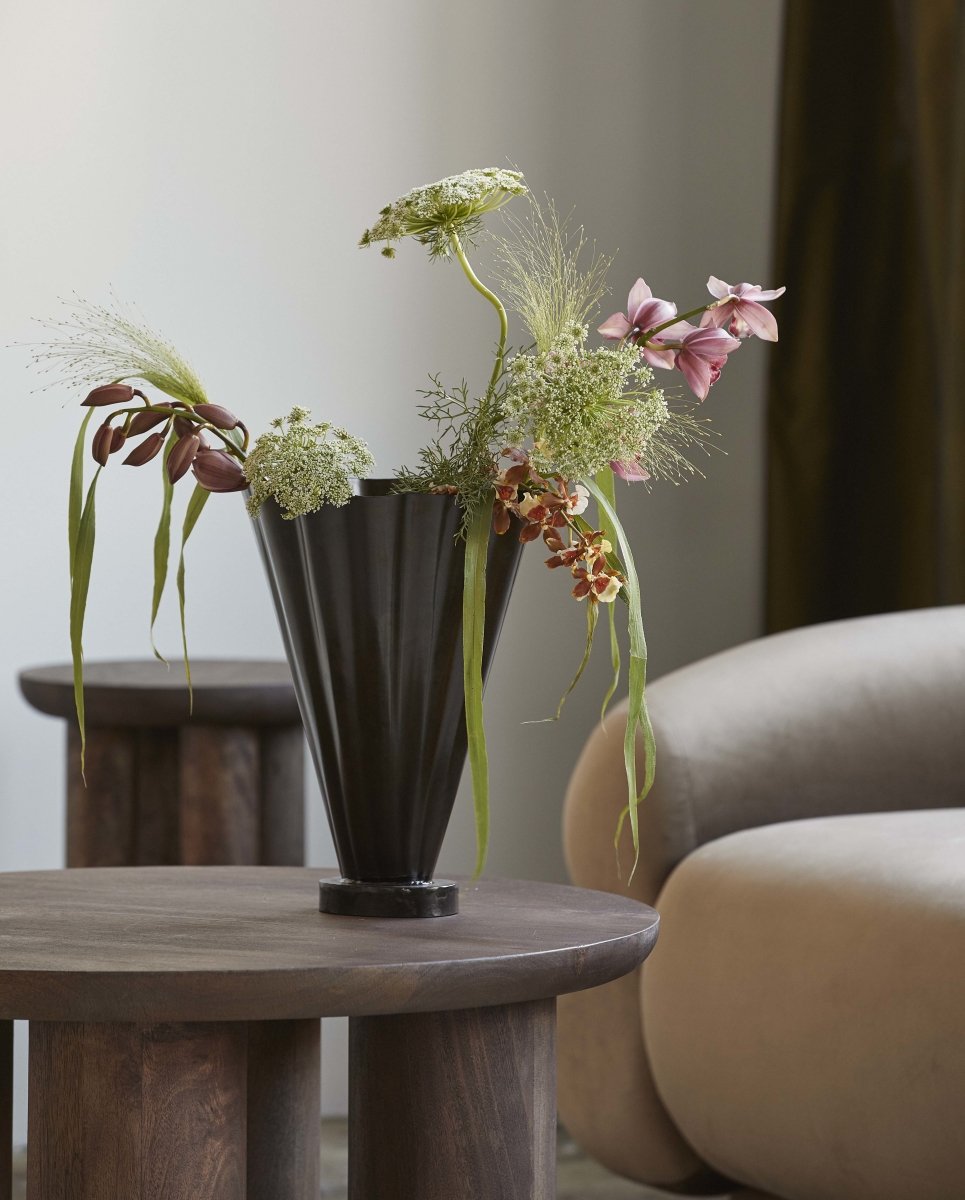 COLL vase i jern - h36 cm - antik brun - naordal.com