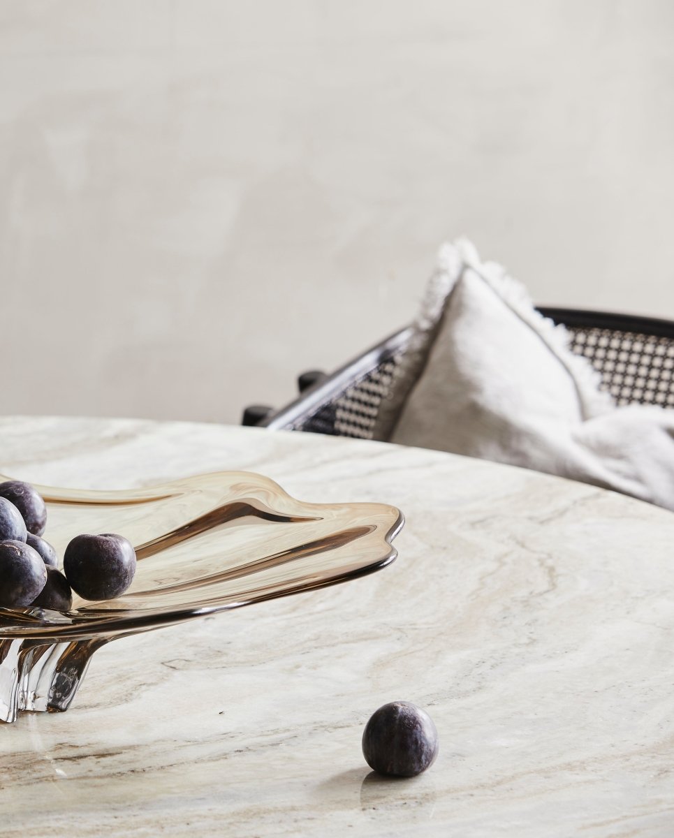 ERIE rundt spisebord i træ og marmor - ø140 cm - råhvid, brun, beige - naordal.com
