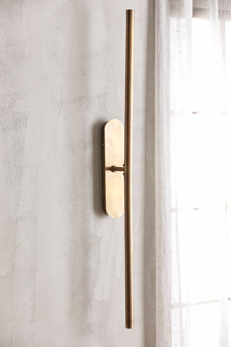 LUNA væglampe - L116 cm - messing - naordal.com