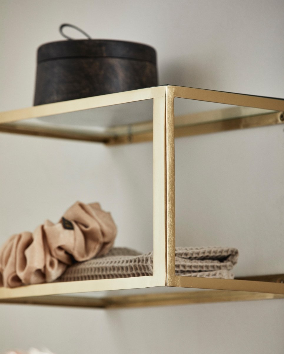 NERA hylde/sengebord i metal med glas - 36x20 cm - guld - naordal.com