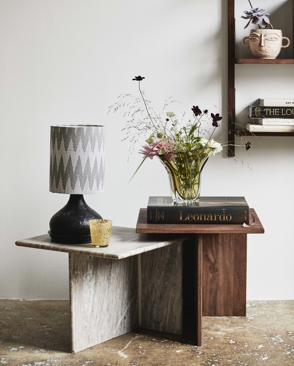 ODRA sideborde i mangotræ og marmor - 2 stk - H48/40 cm - naordal.com